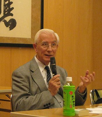 Juan Masiá durante una conferencia en Japón