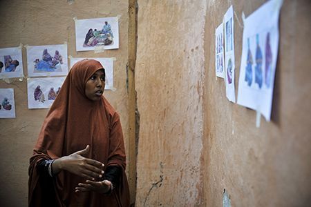 Personal de un hospital maternoinfantil de Mogadiscio impartiendo formación a mujeres.