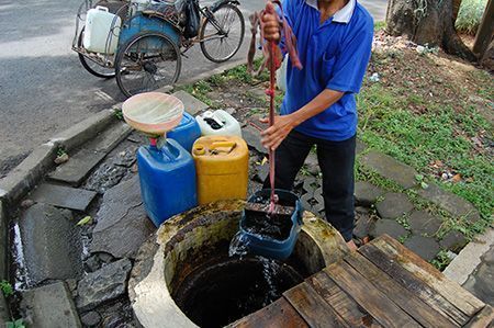 Un vendedor de agua en Bandung (Indonesia), donde el acceso a este líquido vital es muy complicado.