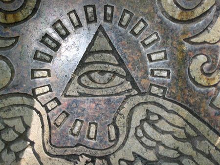 Detalle del ojo de Dios en el monumento a los Diez mandamientos de Sanpaku.
