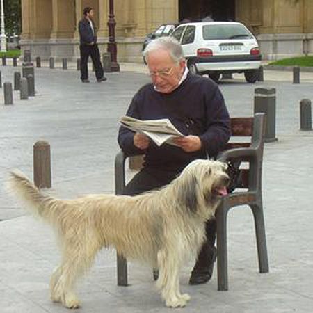Manuel de Uniciti leyendo en la plaza Donosti.