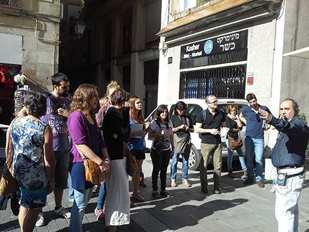 Los grupos de turistas pueden, gracias a esta iniciativa, conocer la ciudad de Barcelona de otra manera.