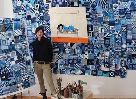 Alejandra Corral en su estudio, con el tapiz en proceso de realización.
