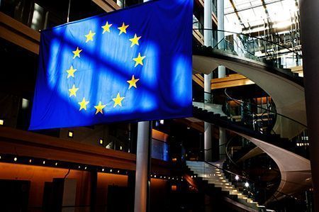 La bandera de la UE se despliega en la sede del Parlamento Europeo.