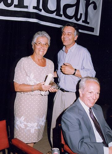 Concha López recibió el premio alandar de manos del entonces director Carlos F. Barberá.