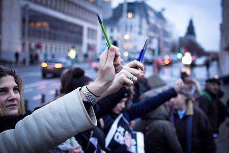 Millones de personas alzaron lápices en París en defensa de la libertad de expresión.