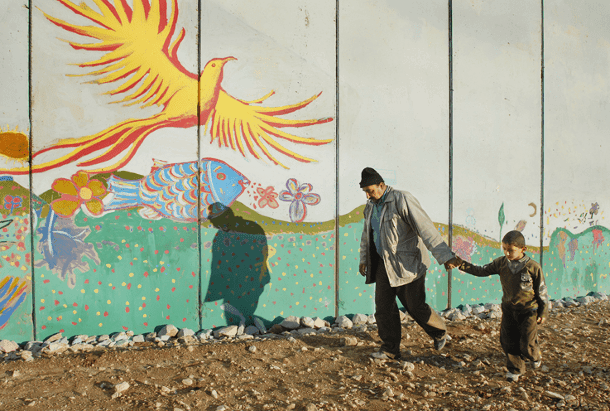 Padre e hijo pasean junto a la frontera israelí