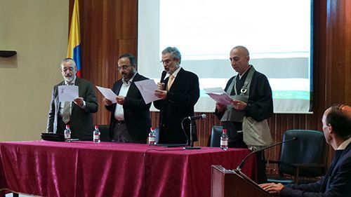 De izquierda a derecha: el rabino Goldsmit, el sheik Ahmad Tayel, el teólogo Victorino Pérez y el maestro zen Densho Quintero rezando la Oracion de la paz de Francisco de Asis en un encuentro interreligioso por la paz en Bogotá.