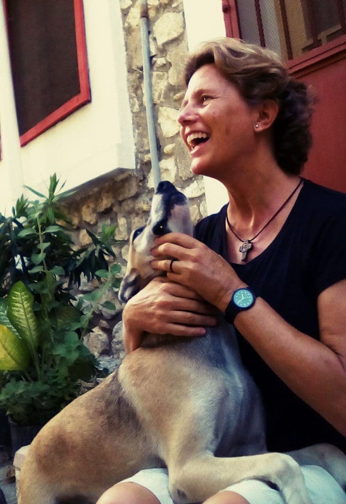 Isa junto con su perro Sami en Haití. Foto. Religiosas de Jesús-María