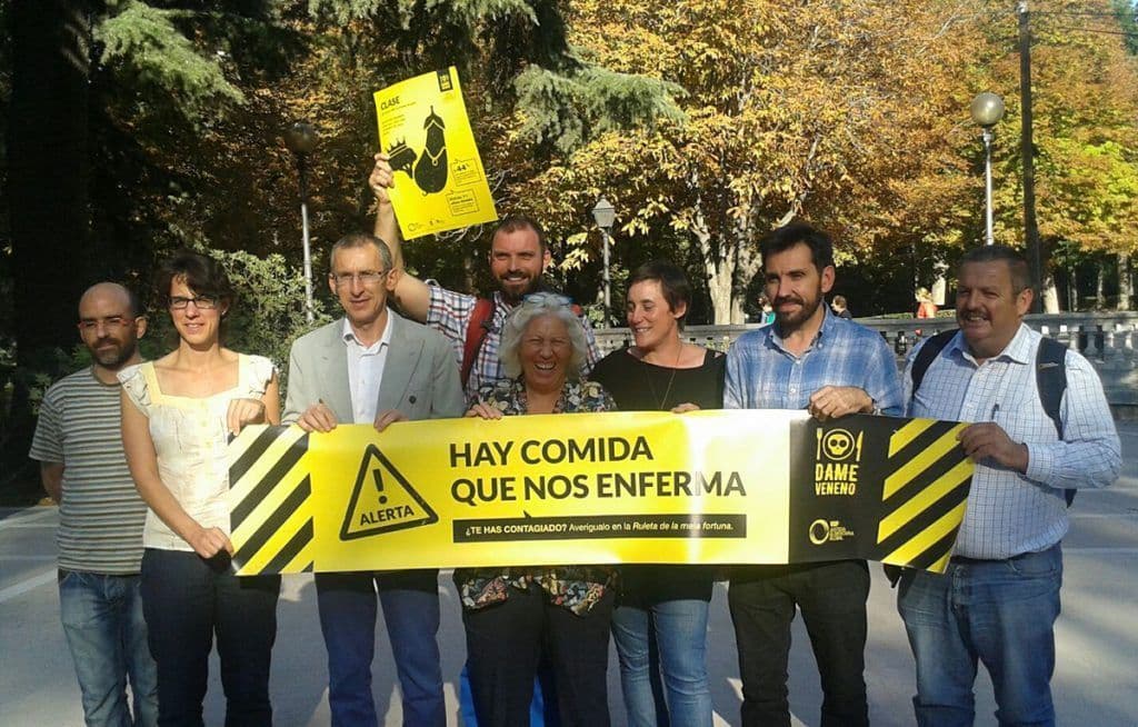 Activistas de VSF Justicia Alimentaria Global realizaron una performance frente al Ministerio de Sanidad para denunciar la comida que nos enferma. Foto: VSF