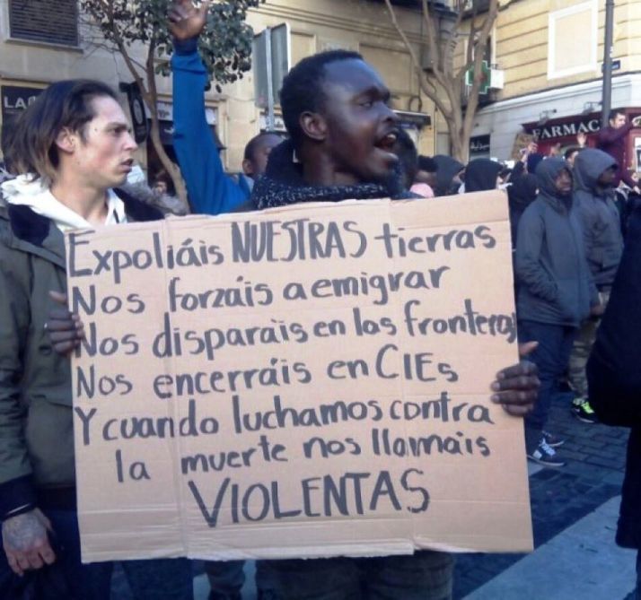 Los cartones que gritan sobre la injusticia y la violencia hacia los migrantes