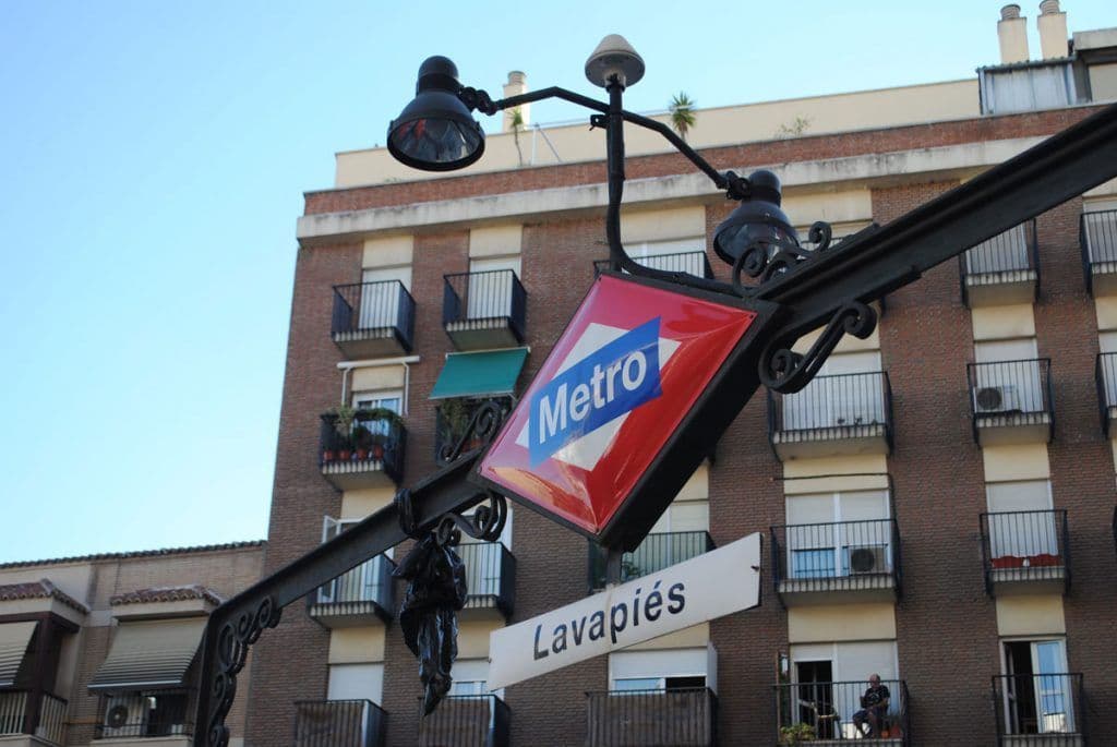 La religiosa Pepa Torres y su compañero en la asociación Red Interlavapiés el senegalés Moudou Kassé nos guían en un particular Vía Lucis en Lavapiés