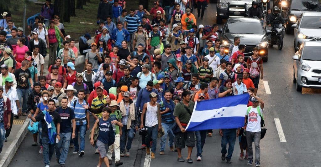 La caravana de migrantes camina desde Honduras hasta la frontera de los Estados Unidos