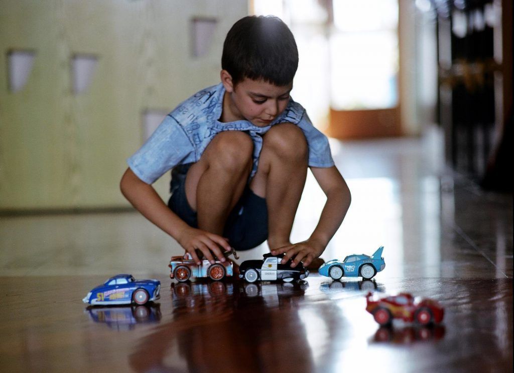 Un niño jugando con sus coches en casa. Foto. Nico Cavallotto