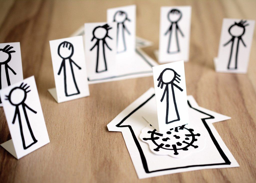Aislamiento por coronavirus representado con figuritas de papel. Foto: Congerdesign