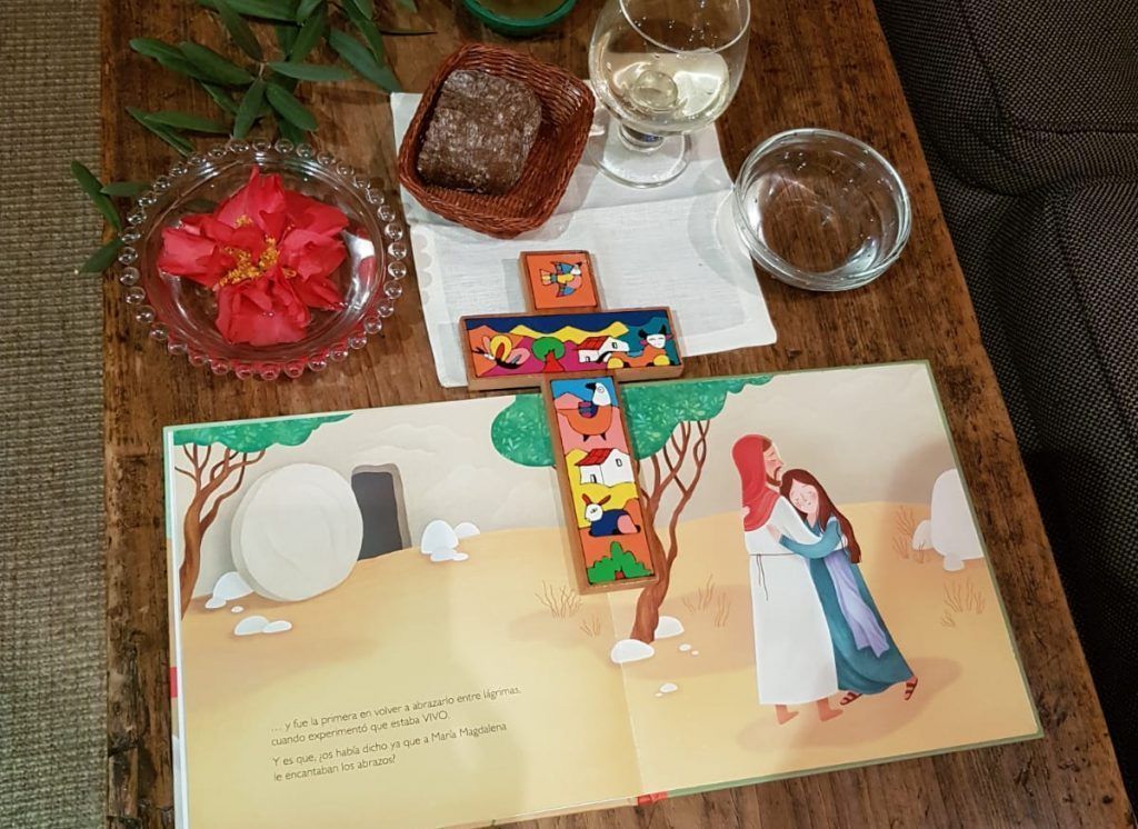 Altar doméstico en tiempos de confinamiento. Foto: Revuelta Mujeres en la Iglesia