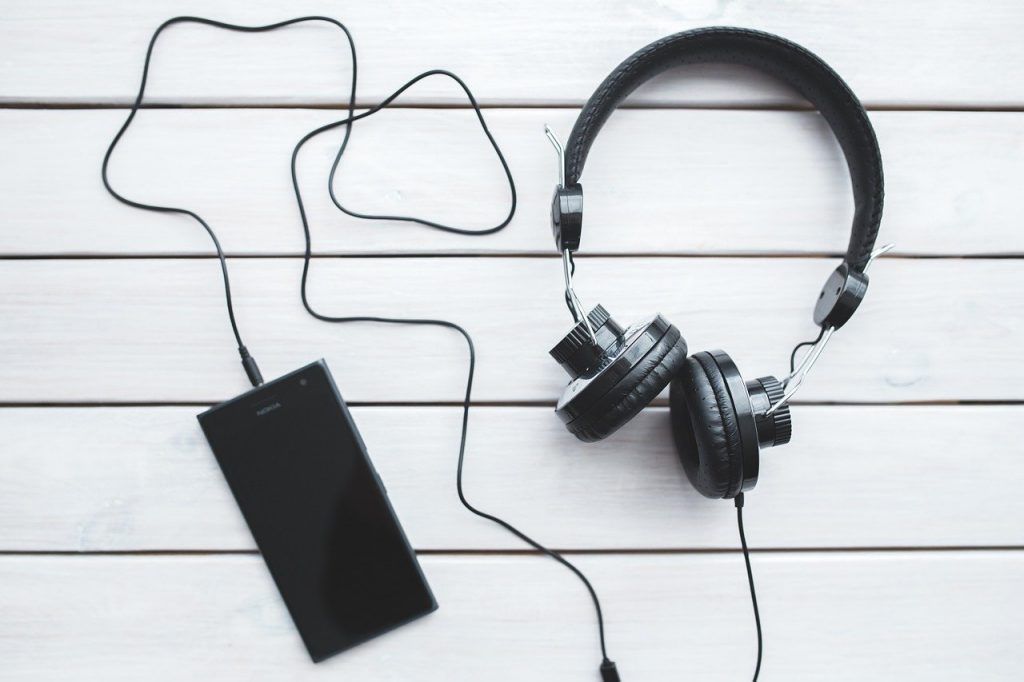 Auriculares y móvil. Foto: Karolina Grabowska