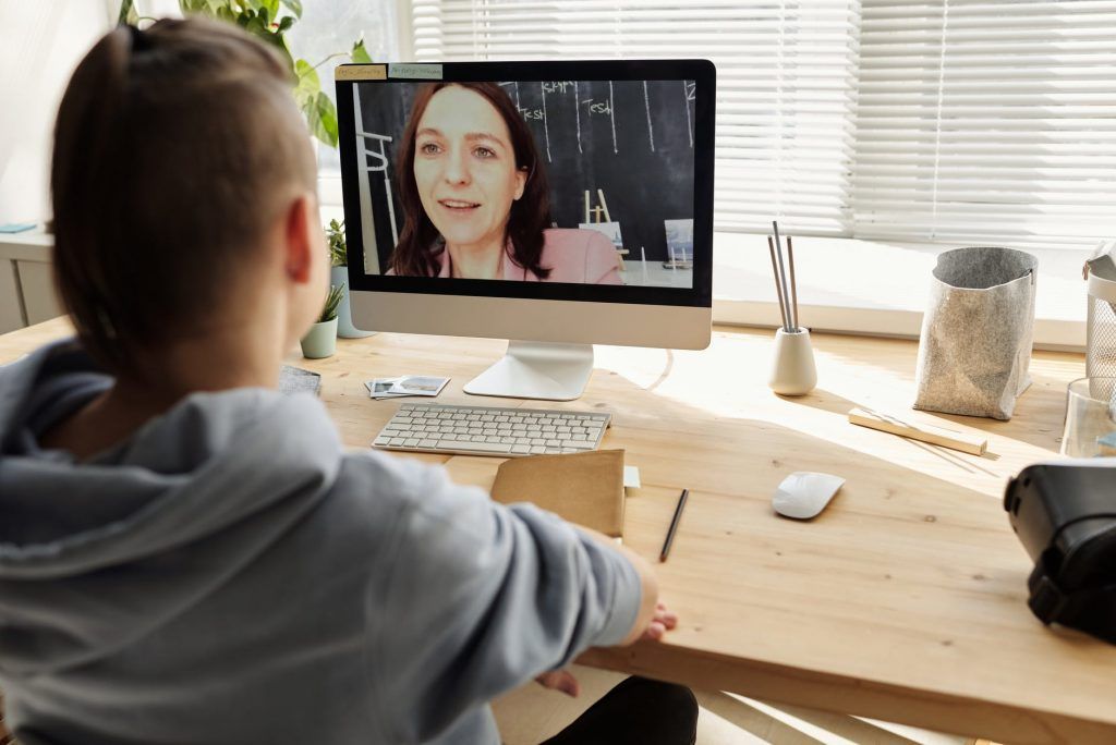 Aprendizaje online en casa. Foto de Julia M Cameron en Pexels