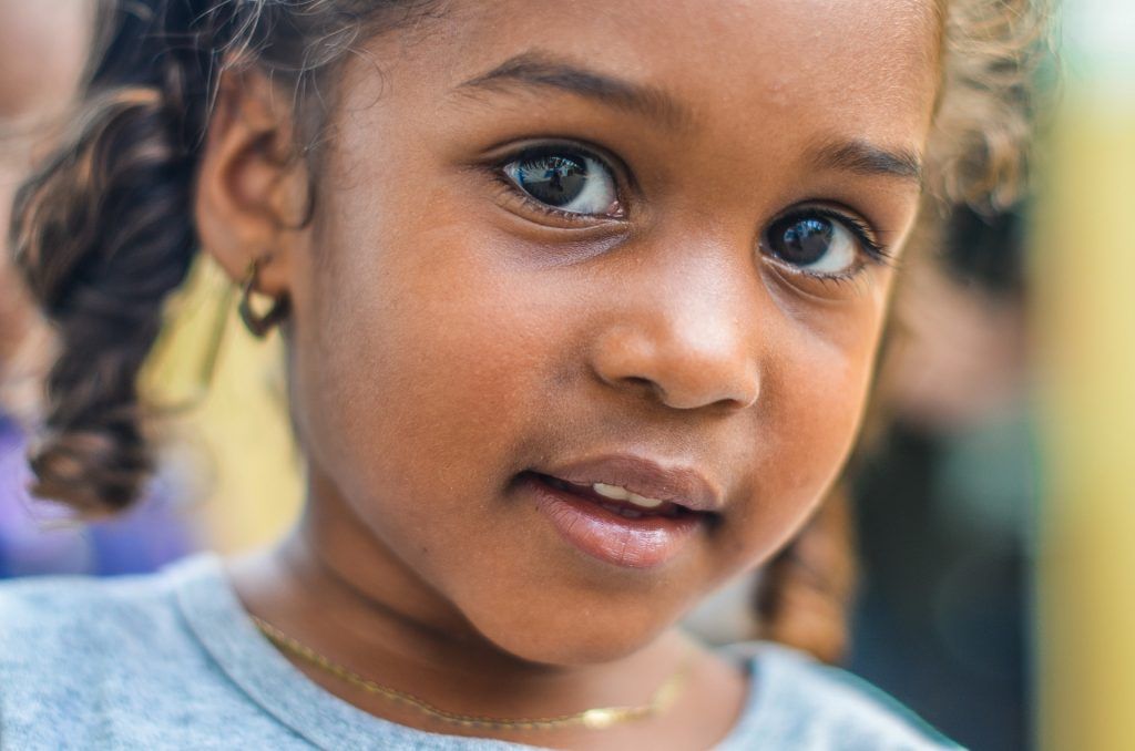 La mirada de una niña africana. Foto: Pexels