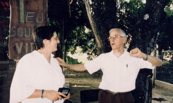 Charo Mármol junto a Pedro Casaldáliga en Sao Felix do Araguia