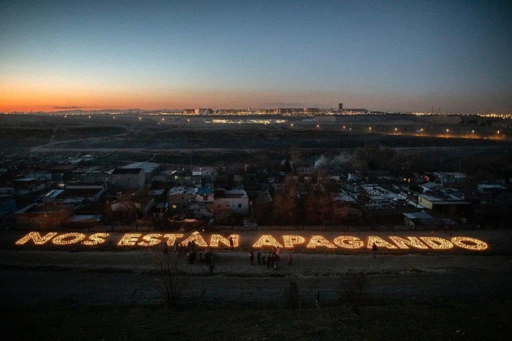 Acción de Boa Mistura y la Asociación Tabadol para denunciar la falta de suministro eléctrico en La Cañada Real de Madrid. Foto: @soyRayden