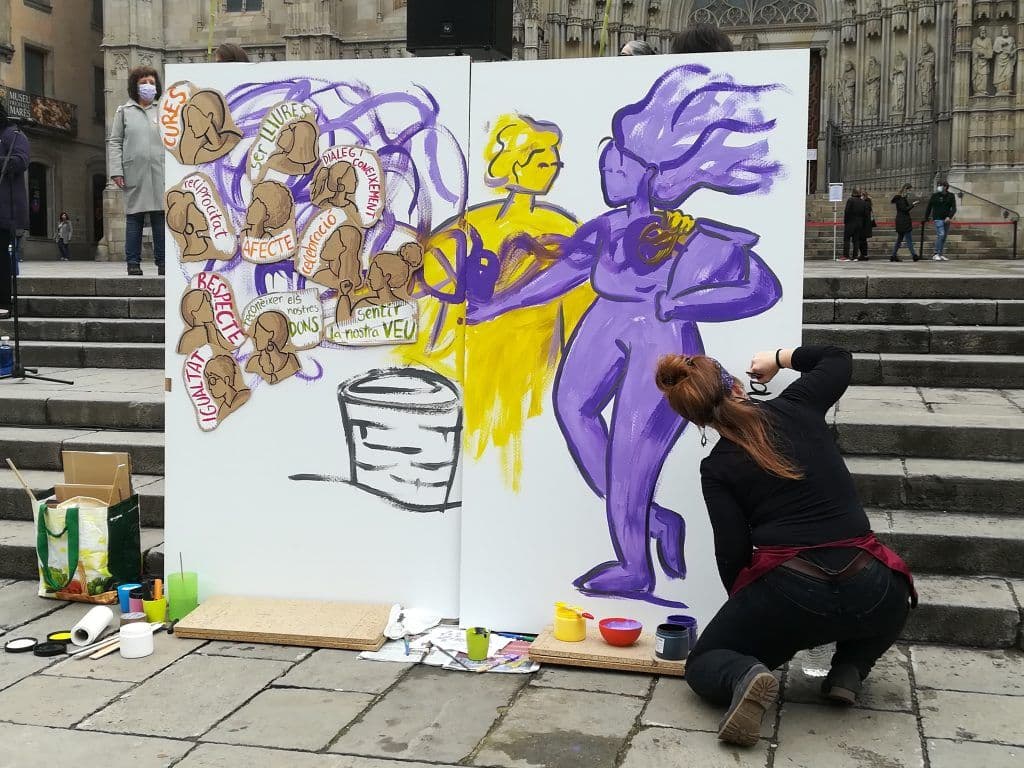 Marta Romay y la realización de su mural hicieron de la concentración un evento artístico, además de reivindicativo. Foto: Araceli Caballero