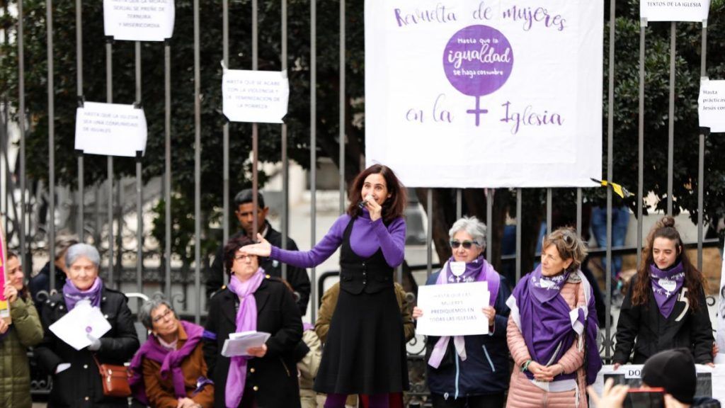 Concentración de la Revuelta de Mujeres en la Iglesia frente a la Catedral de la Almudena