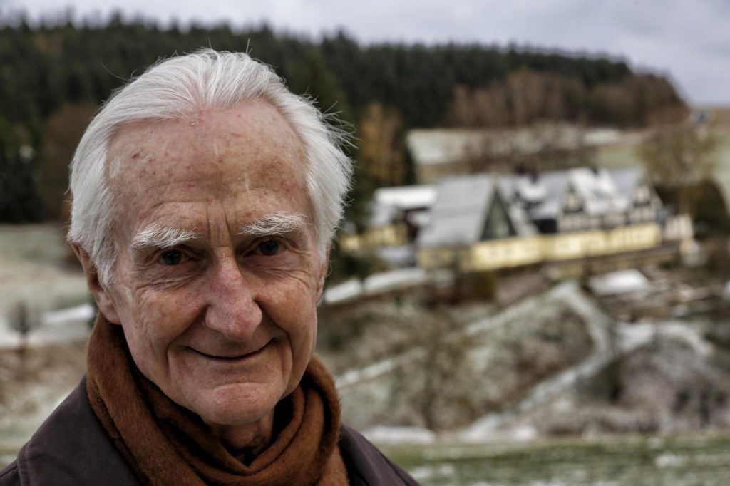 Franz Jalics con su casa de retiros espirituales en Gries al fondo. Foto: Hendrik Schmalhorst