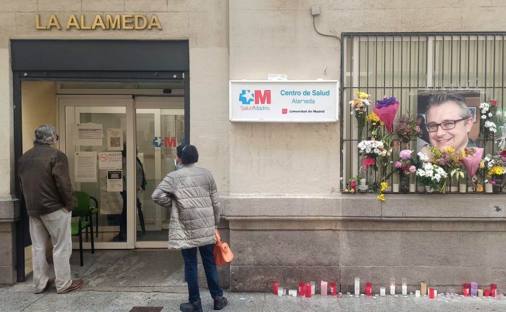 Centro de salud de Alameda con fotos en homenaje al doctor Manuel Fernández Garrido, muerto durante la epidemia de COVID-19. Foto: Juan Ignacio Cortés